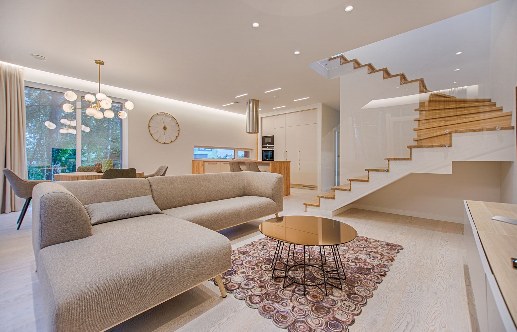 明るいリビングと木の階段がある住宅内観（素材イメージ）